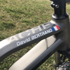 Autocollant stickers nom prénom pour vélo ou casque sans fond avec effet gravure