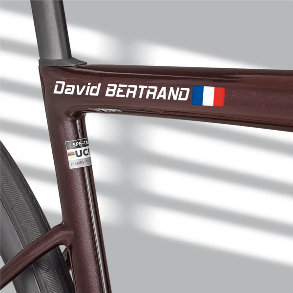 Sticker Autocollant Nom Drapeau Vélo sans fond typo 14 - Lettrage Vélo