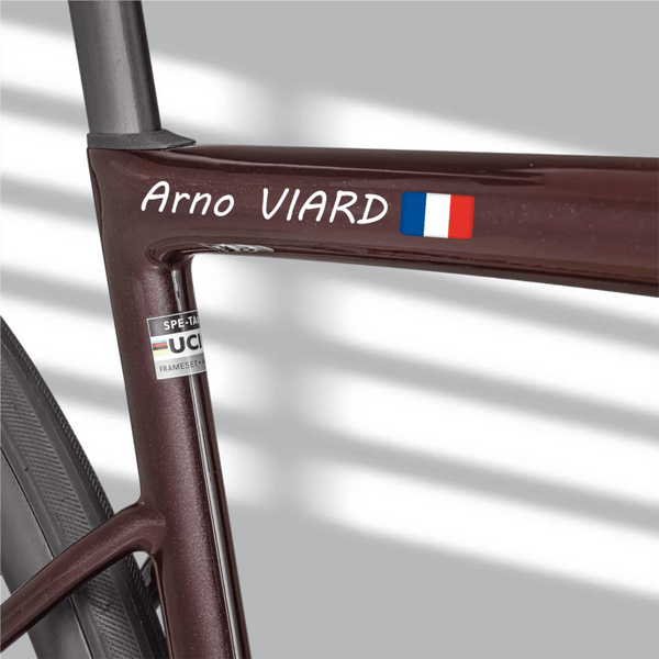 Sticker Autocollant Nom Drapeau Vélo sans fond typo 5 - Lettrage Vélo
