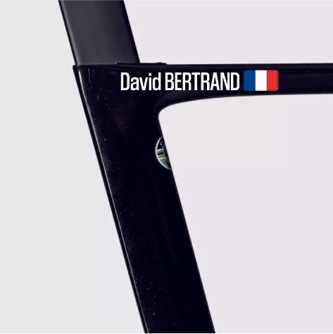 Sticker Autocollant Nom Drapeau Vélo sans fond typo 15 - Lettrage Vélo