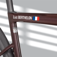 Sticker Autocollant Nom Drapeau Vélo sans fond typo 15 - Lettrage Vélo